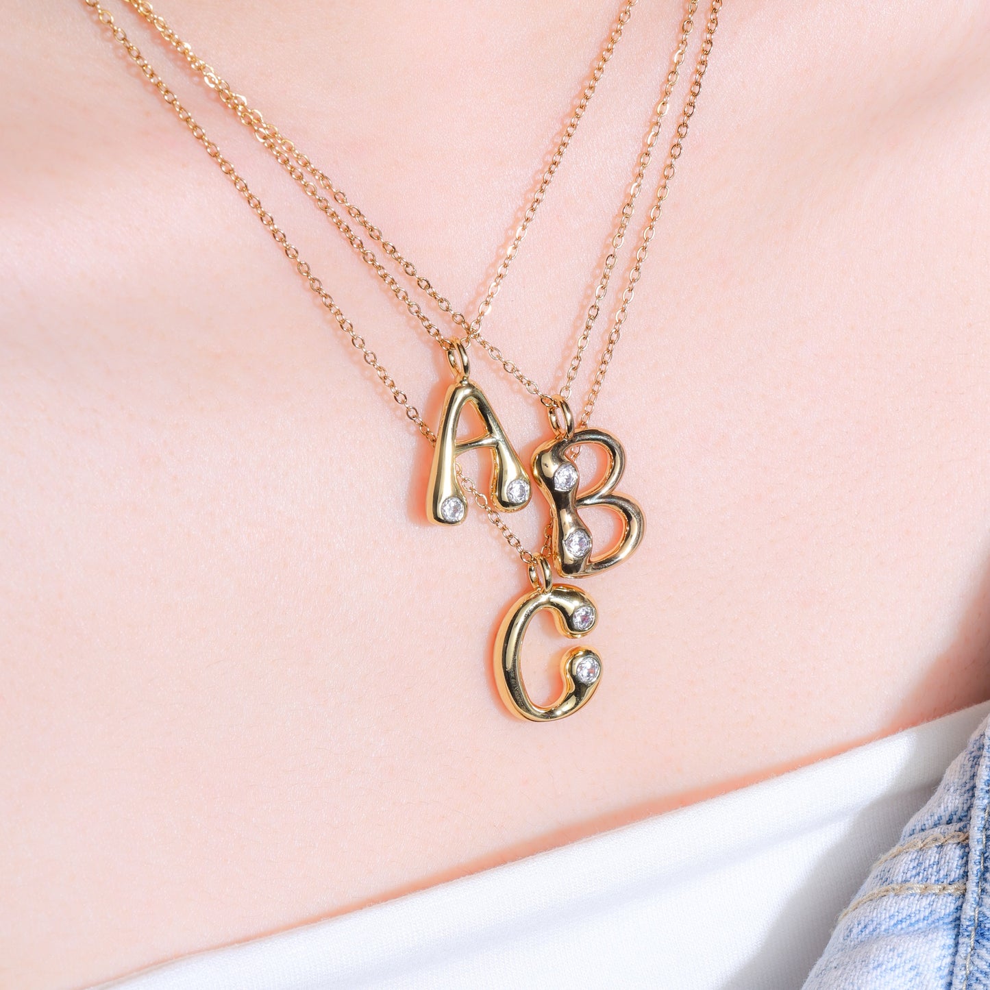 Stroberi Bling Alphabet Chain Necklace (Gold)